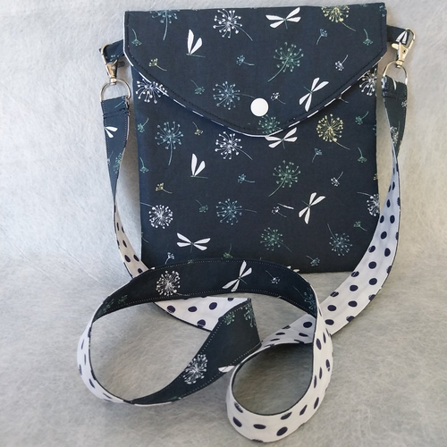Sacoche à bandoulière bleu nuit doublée et molletonnée - pochette à rabat, bandoulière et mousquetons - petit sac en tissu -