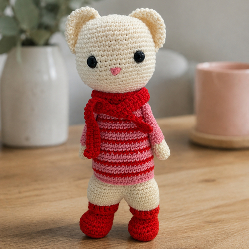 Amigurumi lizuna la belette en rose et rouge au crochet