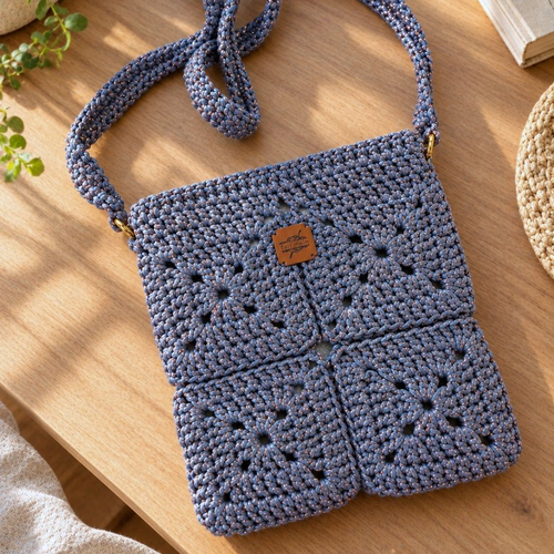 Petit sac à bandoulière fait main au crochet bleu et lurex scintillant cuivre