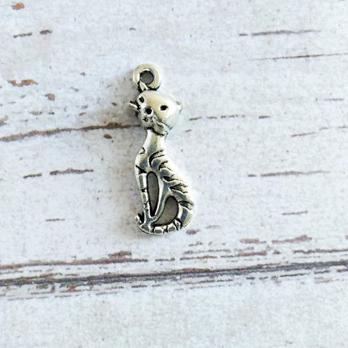Pendentif chat assis argenté 10 x 25 mm