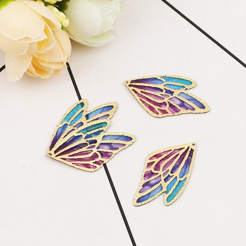 Pendentif aile de papillon doré bleu et rose 30 x 18 mm