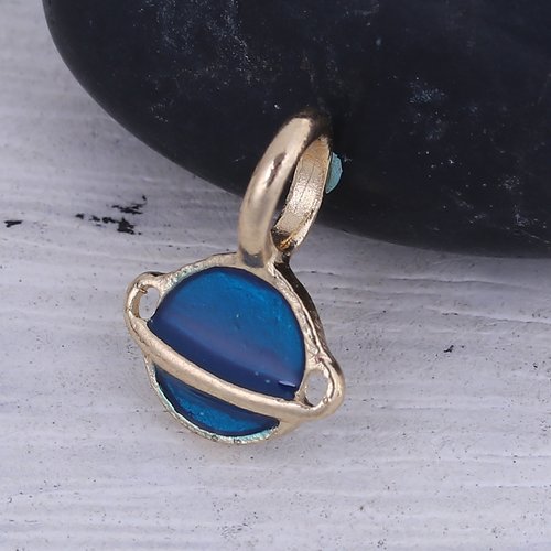 Breloque planète émail doré bleu foncé 15 x 11mm