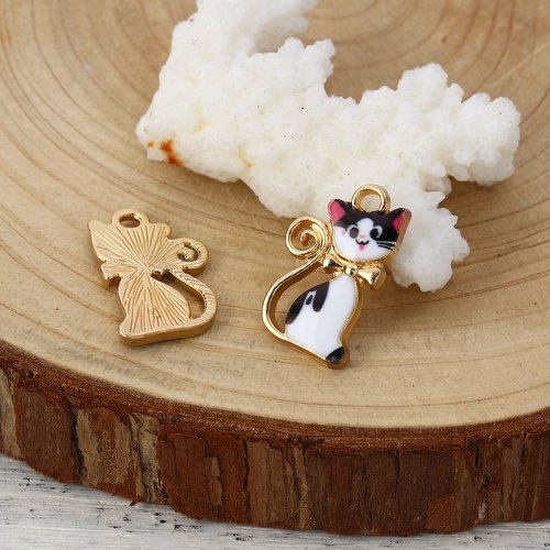 Breloque chat émail doré blanc noir 21 x 13 mm