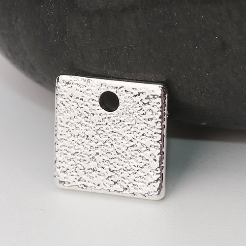 Breloque carré argenté martelé 8 x 8mm