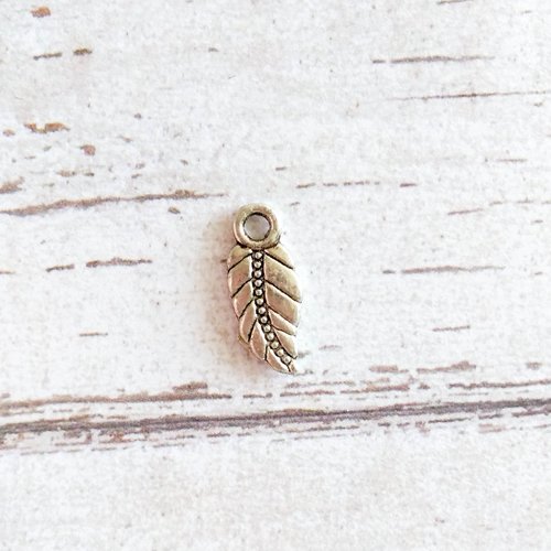 Pendentif breloque plume argenté 7 x 18 mm