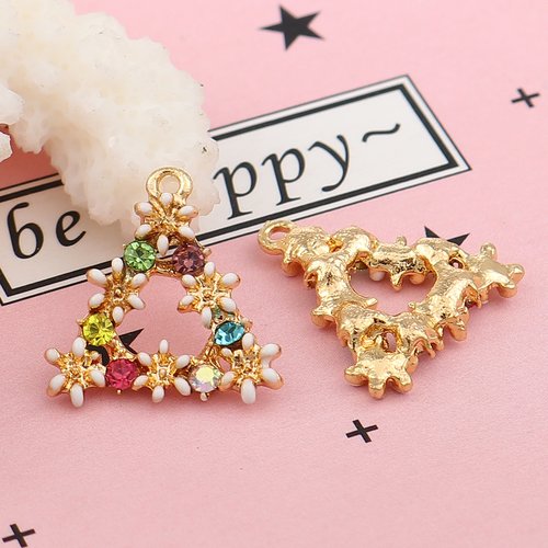 Breloque triangle fleurs émail doré blanc à strass coloré 16 x 15mm