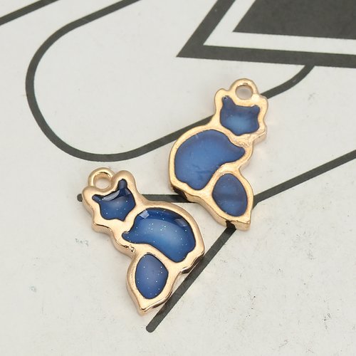Breloque chat paillettes doré bleu foncé 20 x 13 mm