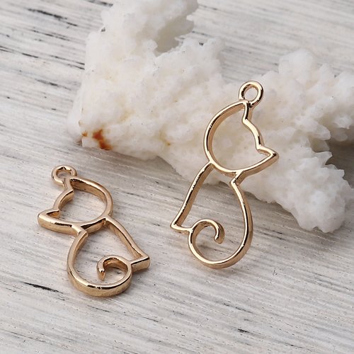 Breloque chat creux doré 26 x 12 mm