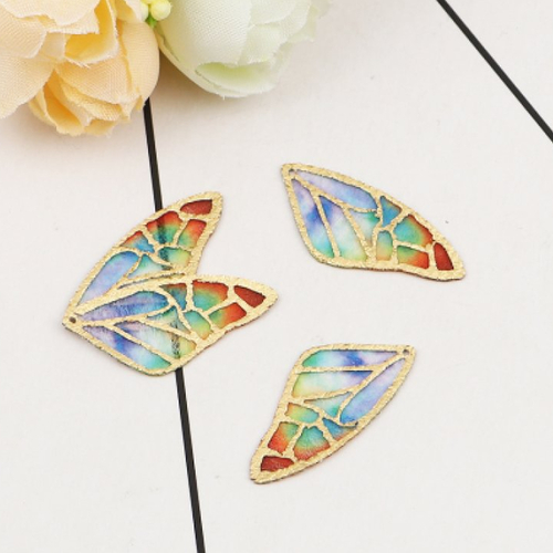 Pendentif aile de papillon bleu, orange et doré 28 x 13mm