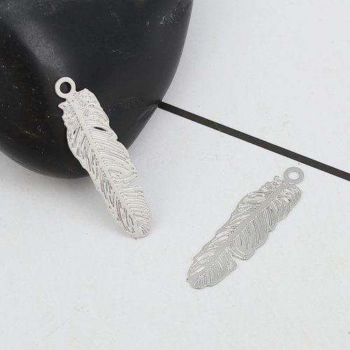 Breloque plume argent mat estampe en filigrane 20 x 5mm