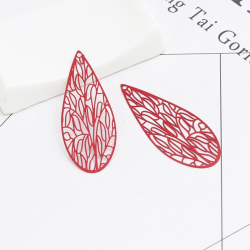 Pendentif rouge estampe en filigrane 45 x 17 mm