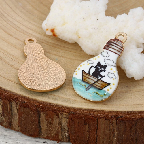 Breloque chat bateau ampoule doré 28 x 17mm