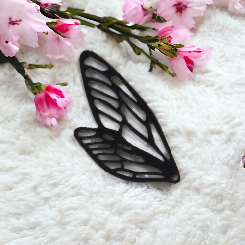 Pendentif estampe aile de papillon noir laqué 50 x 21mm