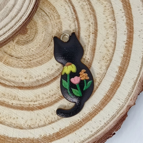 Pendentif chat fleur doré noir 30 mm