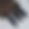 Pendentif plume d’oie naturelle teinte doré noir 85 x 30mm | 10623