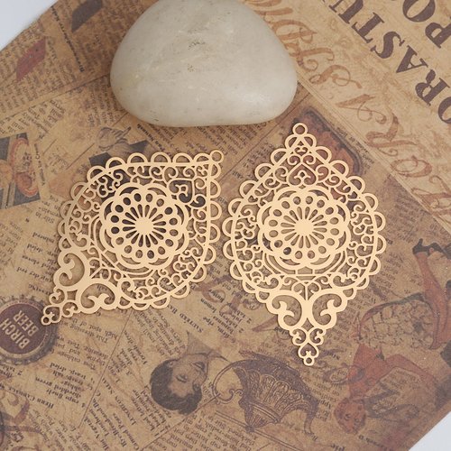 Pendentif ovale plaqué doré coeur estampe en filigrane 58 x 37mm