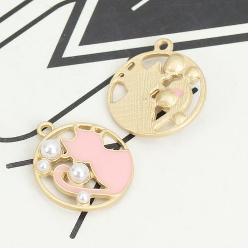 Breloque chat perle or mat rose émail 23 x 20 mm