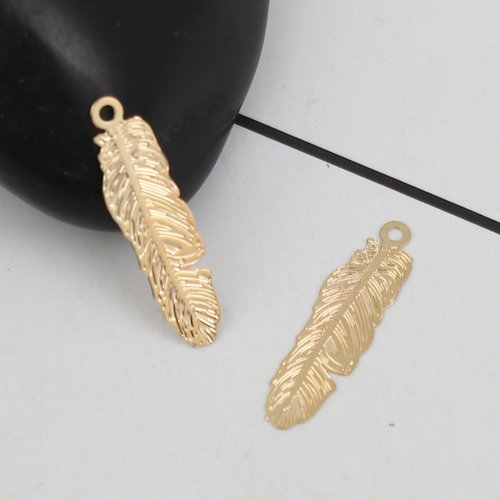 Breloque plume doré estampe en filigrane 20 x 5mm