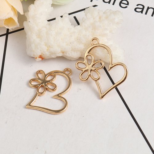 Breloque coeur creux avec fleur doré 24 x 19 mm