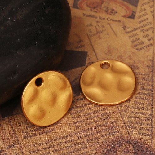Breloque martelage ronde doré mat 15 x 14 mm
