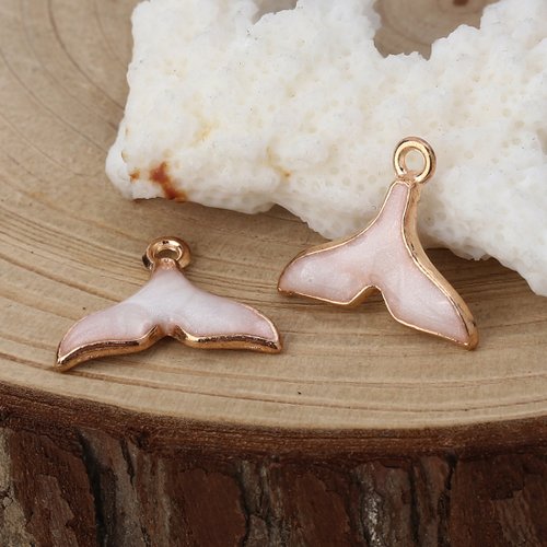 Breloque queue de sirène émail doré crème 18 x 15 mm