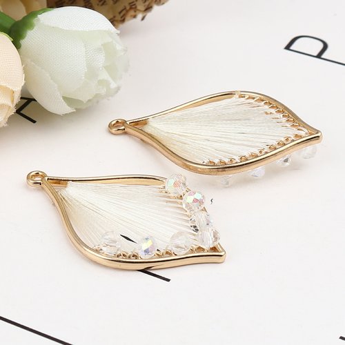 Pendentif fil feuille doré crème 42 x 26 mm