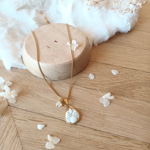 Collier doré mi-long et blanc