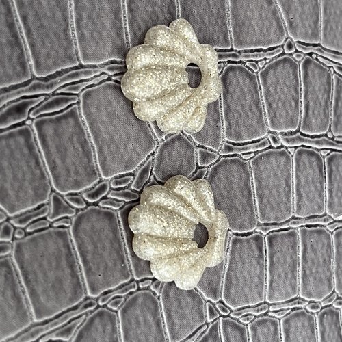Duo de pampilles "coquillage de sable doré" – résine blanche nacrée & paillettes or