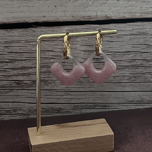 Boucles d'oreilles créoles torsadées dorées & losanges évidés en résine rose poudré