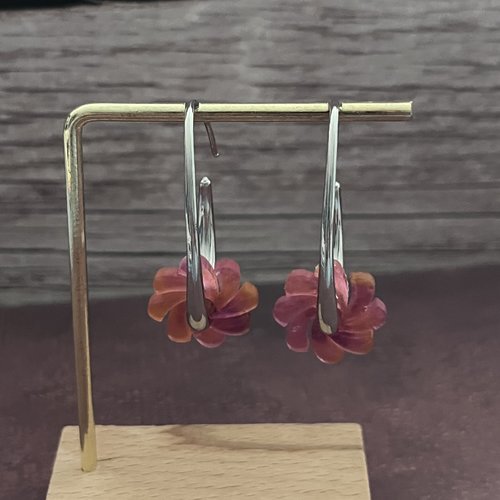 Boucles d'oreilles "aurore boréale" - créoles ovales ouvertes & tourbillons de résine rose et orangé
