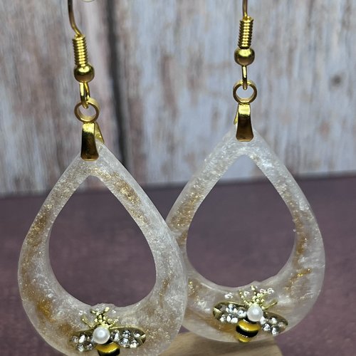 Boucles d'oreilles "gouttes de miel" – gouttes nacrées blanc & or et leur abeille étincelante