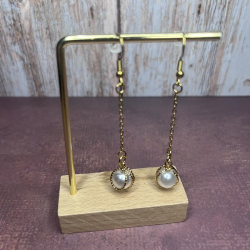 Boucles d'oreilles pendantes "perle précieuse" – chaînettes dorées & perles de nacre en cage de fil strié