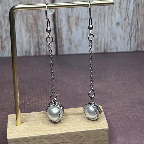 Boucles d'oreilles pendantes "éclat stellaire" – chaînettes argentées & perles de nacre en cage de fil strié