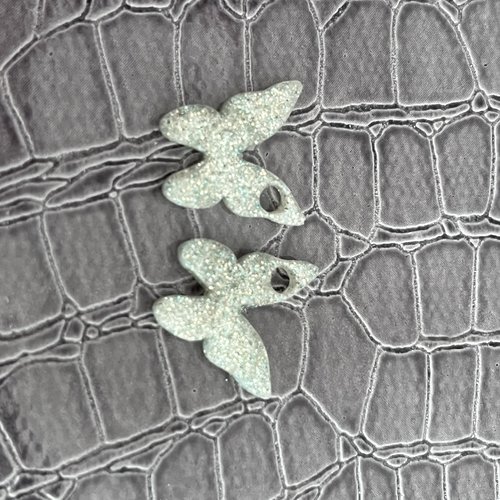 Duo de pampilles "papillon étincelant" – résine blanche nacrée, paillettes vertes & dorées