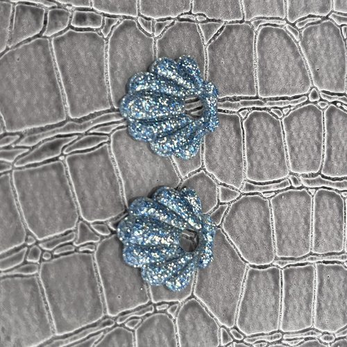 Duo de pampilles "coquillage stellaire" – résine bleu nuit, paillettes or & argent