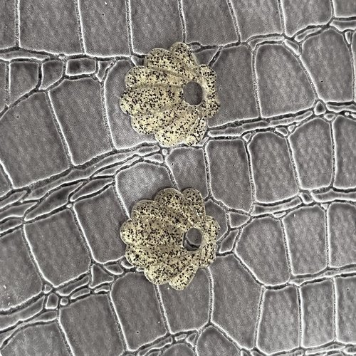 Duo de pampilles "coquillage précieux" – résine transparente, paillettes noires & dorées