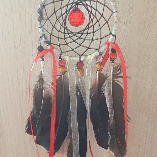 Attrape-rêves rouge et noir avec cristal central, plumes de coq et laine d’agneau d’auvergne – symbole de force et de vitalité