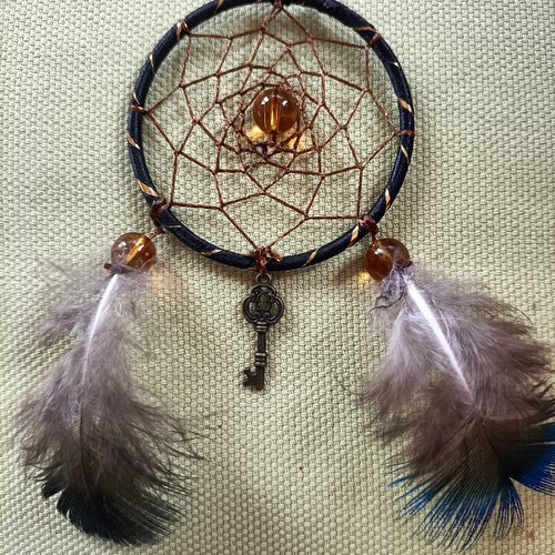 Clé d'ambre et de paon - petit attrape-rêves de 6 cm