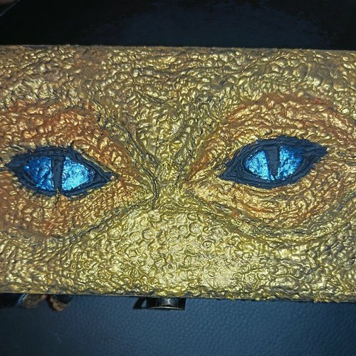 Boîte “regard du dragon doré” – coffret mystique en bois et porcelaine froide, sculpture artisanale