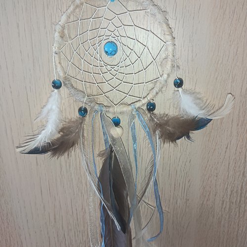 Attrape-rêves turquoise en laine d’agneau d’auvergne, howlite et plumes naturelles – symbole de protection et d’harmonie