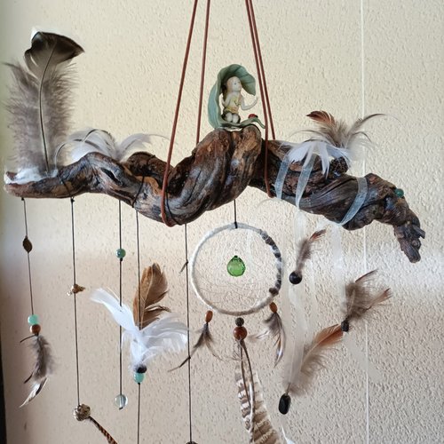 Suspension féerique en cep de vigne – attrape-rêves, cristal vert et fée protectrice