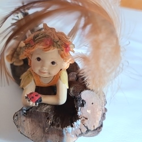 Petite fée des bois sur cep de vigne – décoration naturelle féerique, artisanat poétique, esprit forêt enchantée