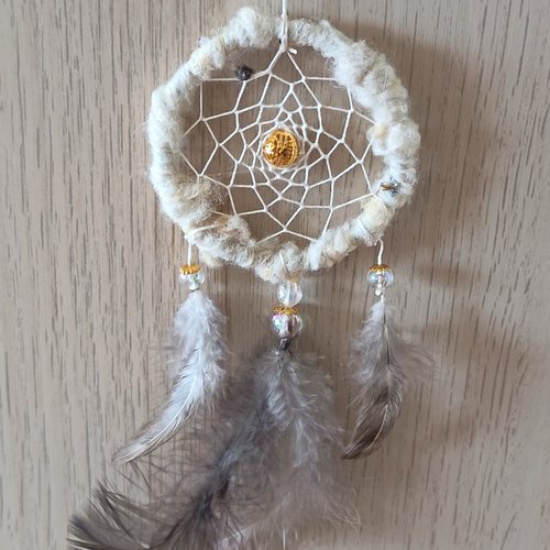 Mini attrape-rêves « douce lumière » – laine de mouton, plumes de coq et perle dorée