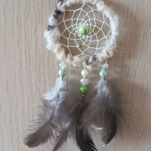 Mini attrape-rêves « souffle de nature » – perles vertes, laine de mouton et plumes de coq