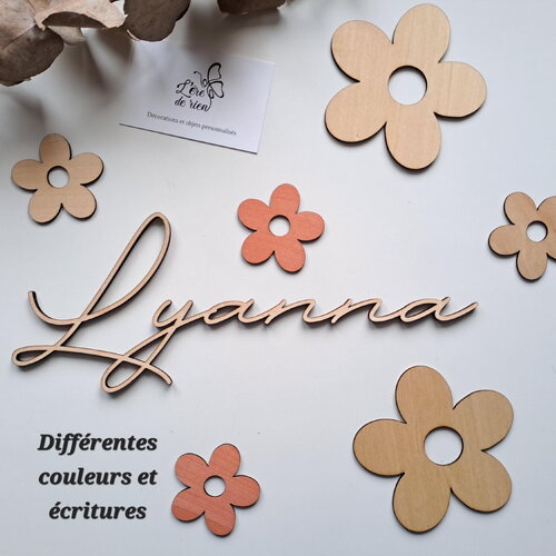 Prénom et fleurs en bois