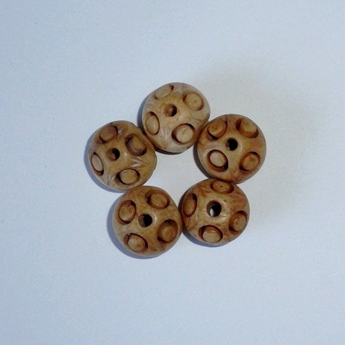 Perle en os brun ouvragé 16 mm