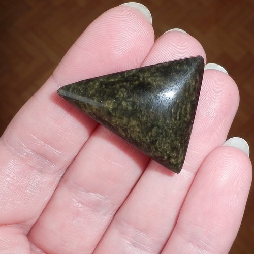 Cabochon forme triangle rainuré en obsidienne manta huichol