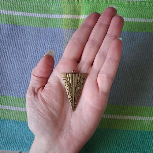 Breloque triangulaire gravée ethnique