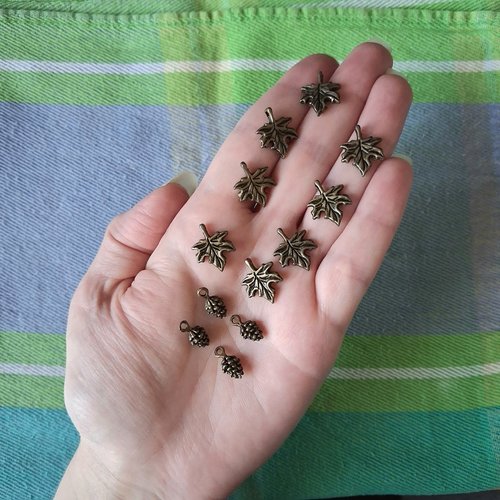 Lot de 12 breloques en métal couleur bronze