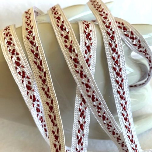 Mignon petit ruban de finition, satin brodé, large de 7 mm, écru et brodé bordeaux, d'un atelier de france